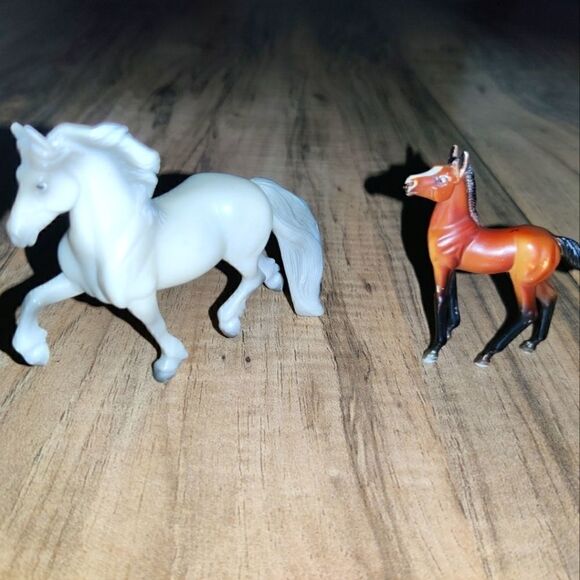 Breyer Reeves Horse Set Of Two Small Horses 3"in & 2½"in.The white silver one - Picture 1 of 11
